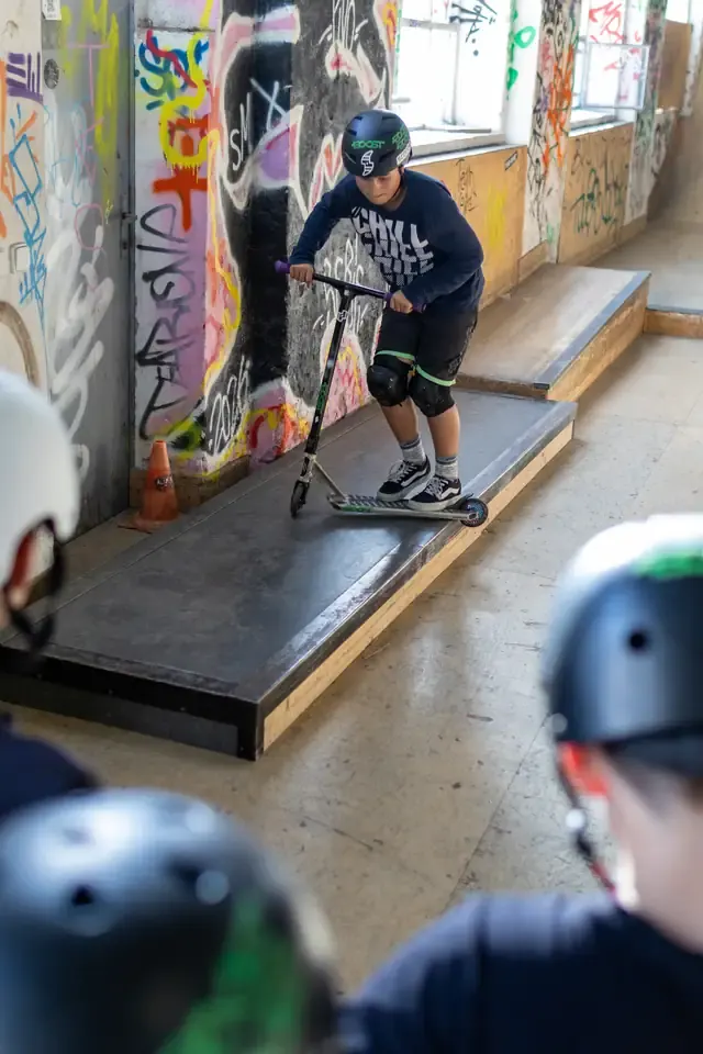 Jezdec projíždí box ve skateparku