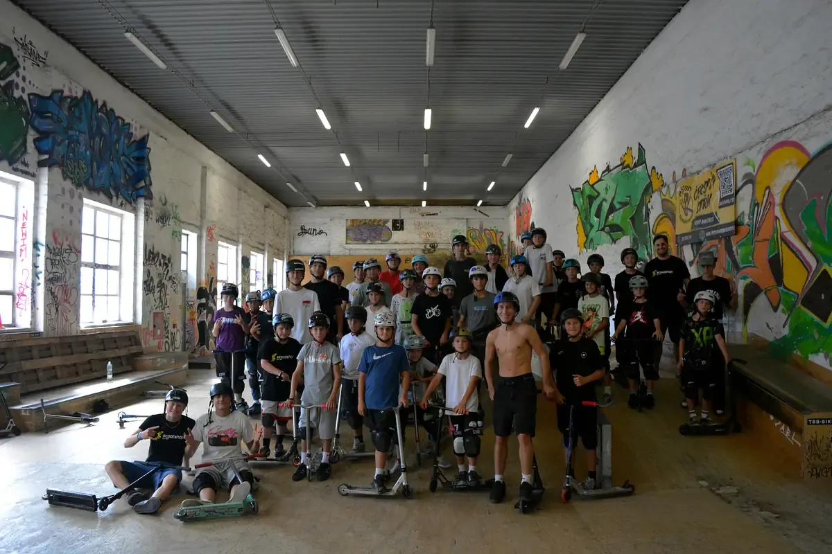 Společná fotka účastníků 1. termínu v hale skateparku
